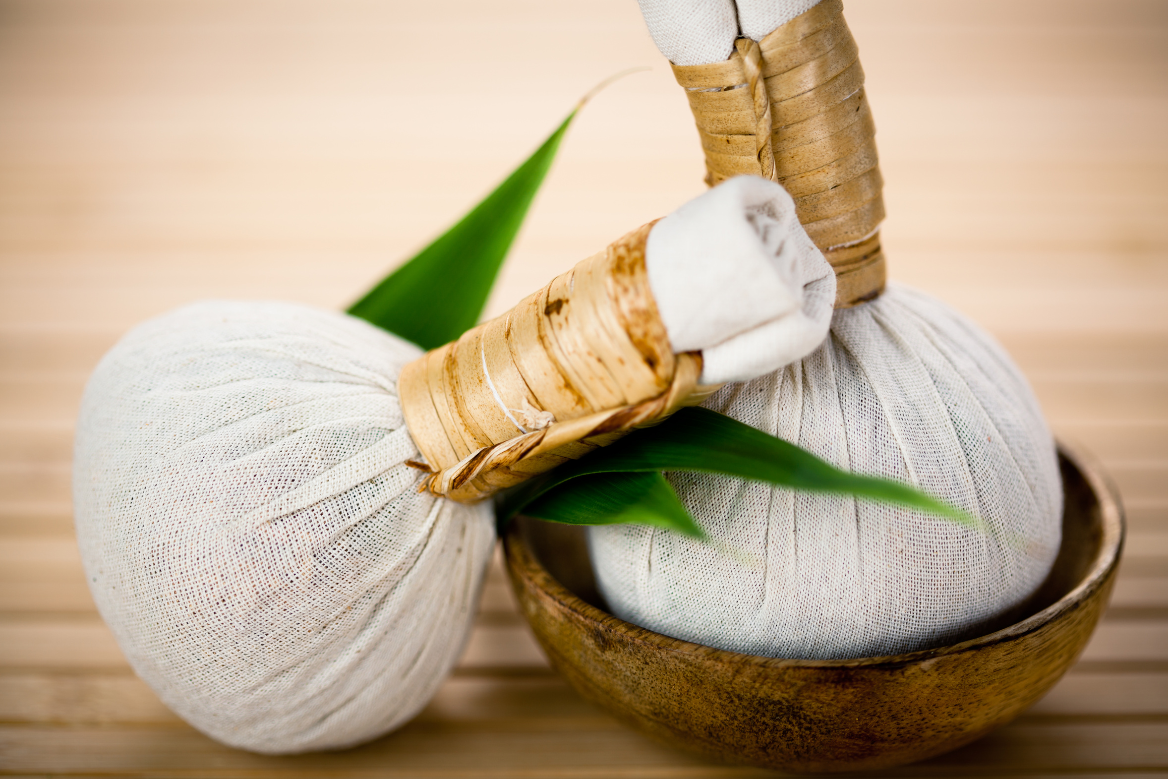 Les massages aux pochons d'herbes